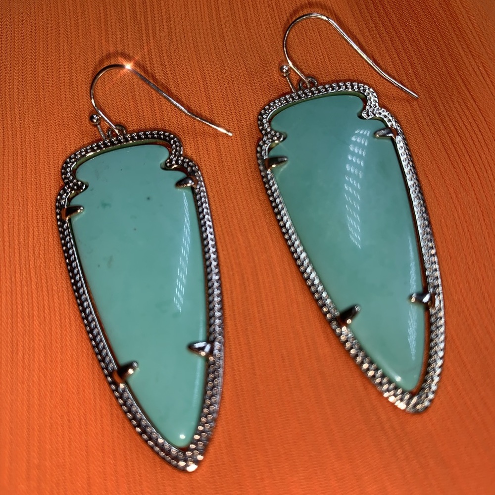 Arrow head Kendra Scott earrings 🌻